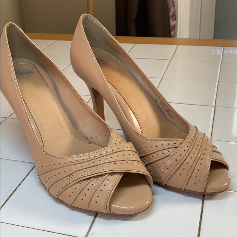 Nude peep toe pumps